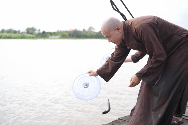 Phóng sinh tại bến phà Bình Mỹ