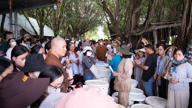 Phóng sinh tại bến phà Bình Mỹ