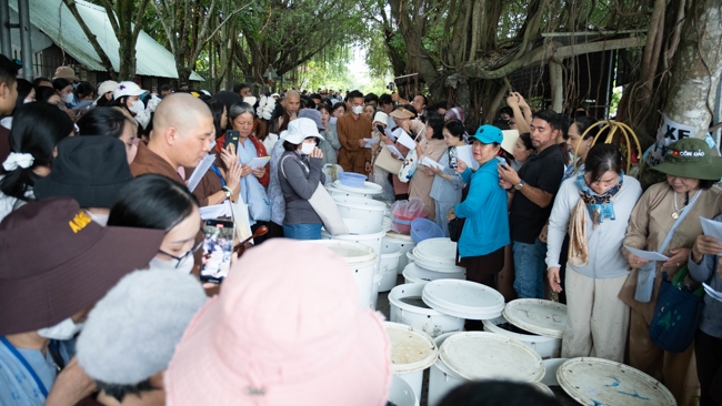Phóng sinh tại bến phà Bình Mỹ