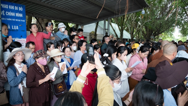 Phóng sinh tại bến phà Bình Mỹ