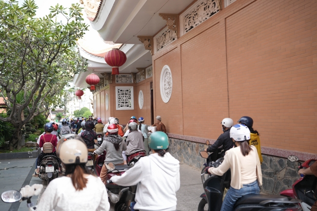 Phóng sinh tại bến phà Bình Mỹ