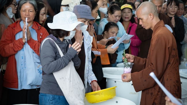 Phóng sinh tại bến phà Bình Mỹ