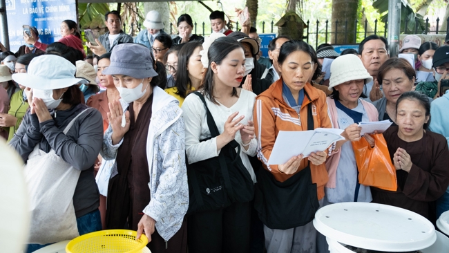 Phóng sinh tại bến phà Bình Mỹ