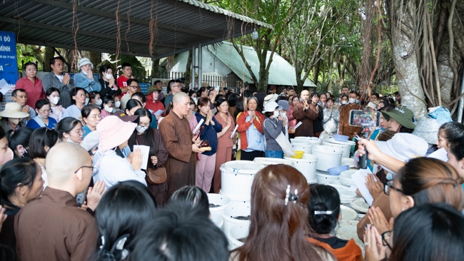 Phóng sinh tại bến phà Bình Mỹ