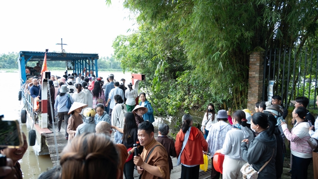 Phóng sinh tại bến phà Bình Mỹ