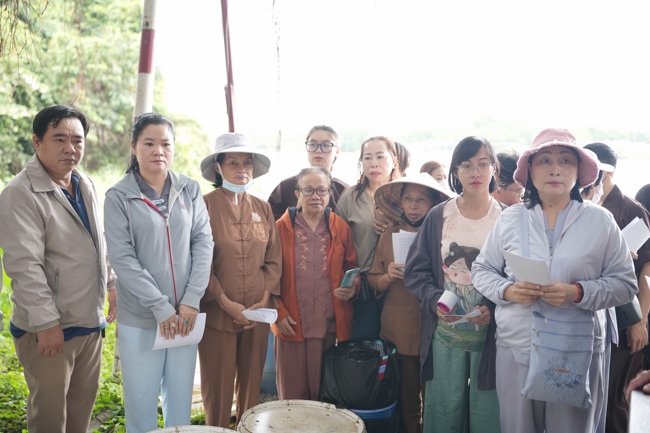 Phóng sinh tại bến phà Bình Mỹ