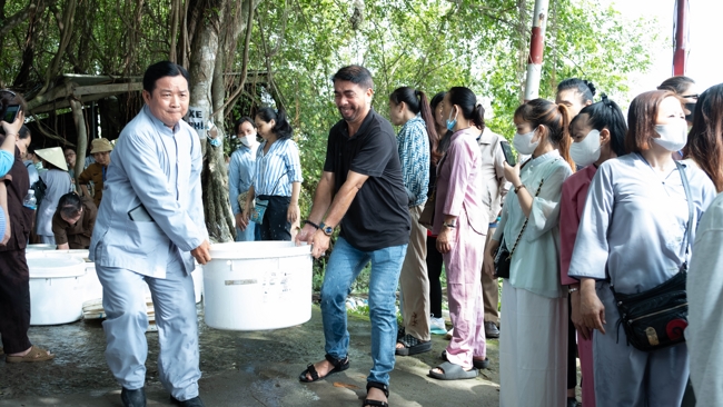 Phóng sinh tại bến phà Bình Mỹ