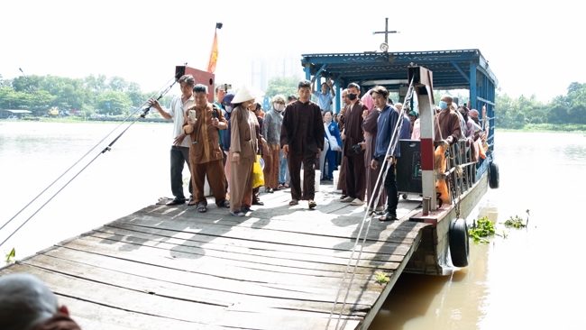 Phóng sinh tại bến phà Bình Mỹ