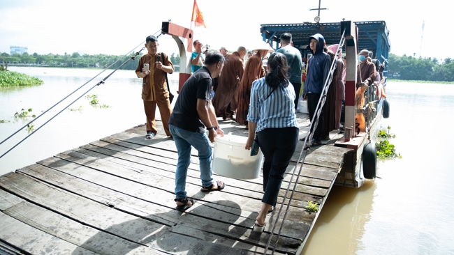 Phóng sinh tại bến phà Bình Mỹ