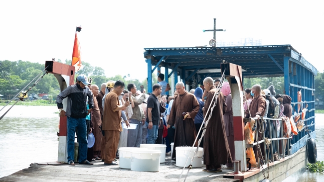 Phóng sinh tại bến phà Bình Mỹ
