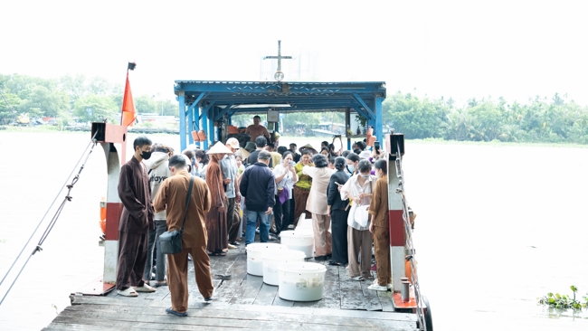 Phóng sinh tại bến phà Bình Mỹ