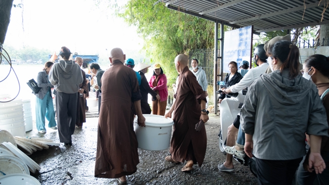 Phóng sinh tại bến phà Bình Mỹ