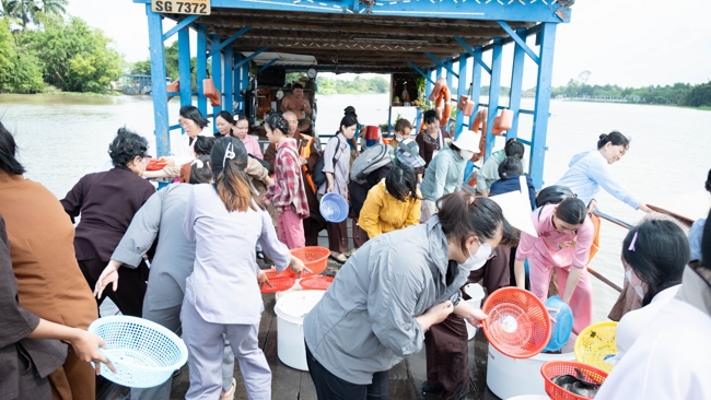 Phóng sinh tại bến phà Bình Mỹ