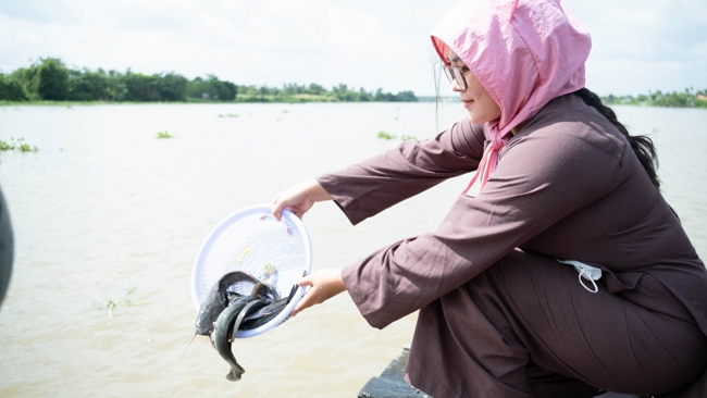 Phóng sinh tại bến phà Bình Mỹ