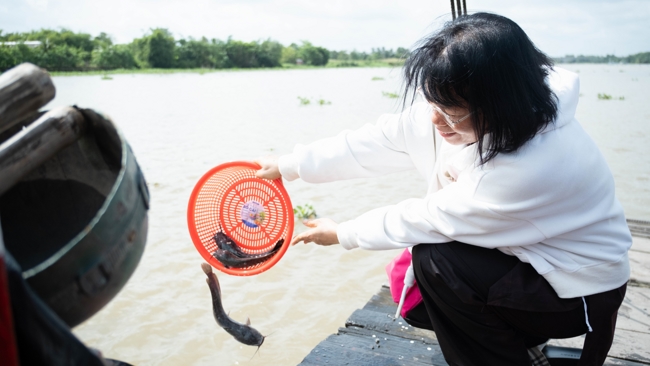 Phóng sinh tại bến phà Bình Mỹ
