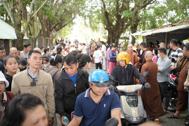 Phóng sinh tại bến phà Bình Mỹ