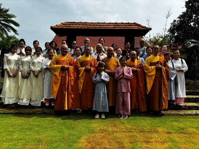 Chư Tăng Tổ đình Hoằng Pháp mừng khánh tuế Hòa thượng Đạo trưởng sau khi mãn khóa An cư kiết hạ PL.2569