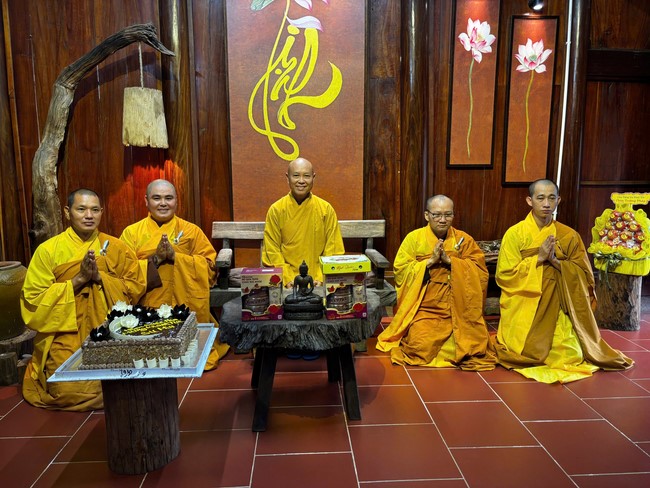 Chư Tăng Tổ đình Hoằng Pháp mừng khánh tuế Hòa thượng Đạo trưởng sau khi mãn khóa An cư kiết hạ PL.2569