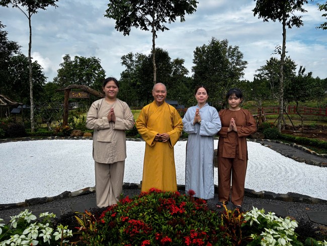 Chư Tăng Tổ đình Hoằng Pháp mừng khánh tuế Hòa thượng Đạo trưởng sau khi mãn khóa An cư kiết hạ PL.2569