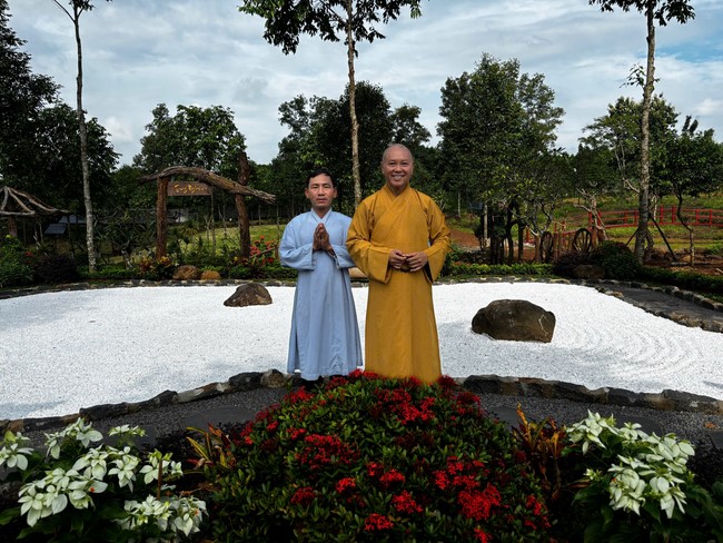 Chư Tăng Tổ đình Hoằng Pháp mừng khánh tuế Hòa thượng Đạo trưởng sau khi mãn khóa An cư kiết hạ PL.2569