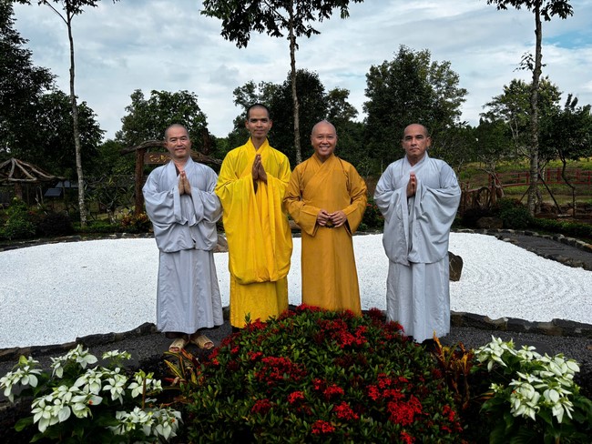 Chư Tăng Tổ đình Hoằng Pháp mừng khánh tuế Hòa thượng Đạo trưởng sau khi mãn khóa An cư kiết hạ PL.2569