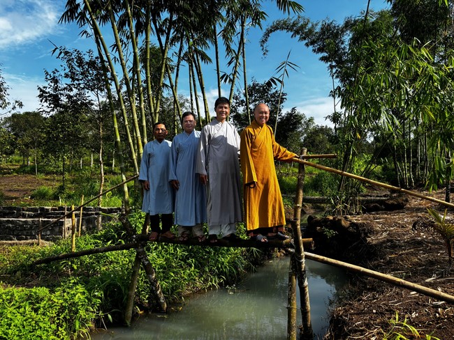 Chư Tăng Tổ đình Hoằng Pháp mừng khánh tuế Hòa thượng Đạo trưởng sau khi mãn khóa An cư kiết hạ PL.2569