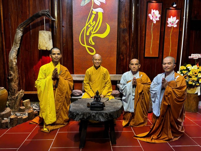 Chư Tăng Tổ đình Hoằng Pháp mừng khánh tuế Hòa thượng Đạo trưởng sau khi mãn khóa An cư kiết hạ PL.2569