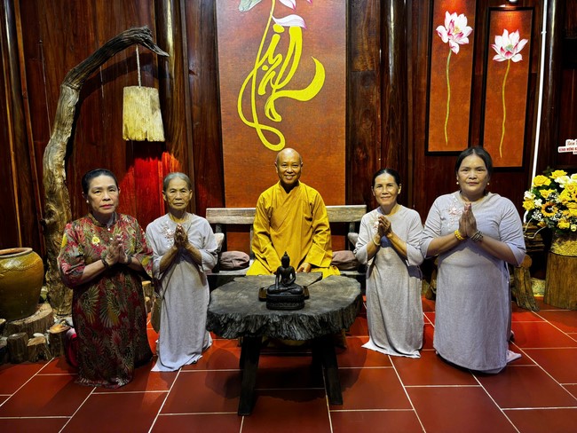 Chư Tăng Tổ đình Hoằng Pháp mừng khánh tuế Hòa thượng Đạo trưởng sau khi mãn khóa An cư kiết hạ PL.2569