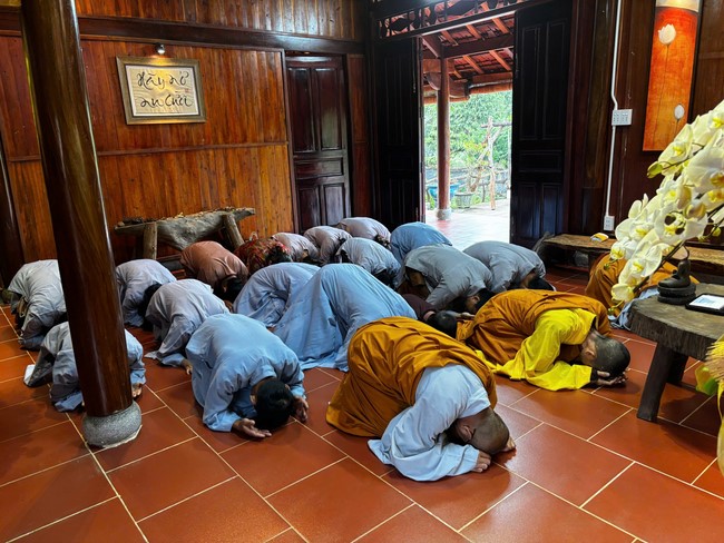 Chư Tăng Tổ đình Hoằng Pháp mừng khánh tuế Hòa thượng Đạo trưởng sau khi mãn khóa An cư kiết hạ PL.2569