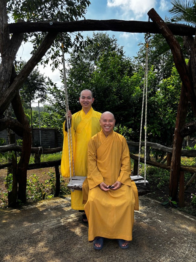 Chư Tăng Tổ đình Hoằng Pháp mừng khánh tuế Hòa thượng Đạo trưởng sau khi mãn khóa An cư kiết hạ PL.2569