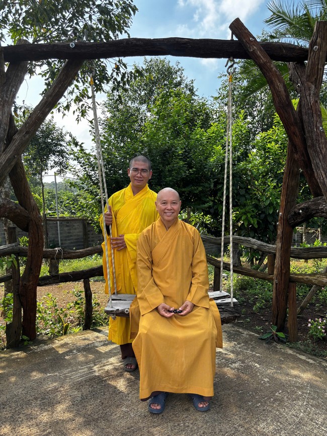 Chư Tăng Tổ đình Hoằng Pháp mừng khánh tuế Hòa thượng Đạo trưởng sau khi mãn khóa An cư kiết hạ PL.2569