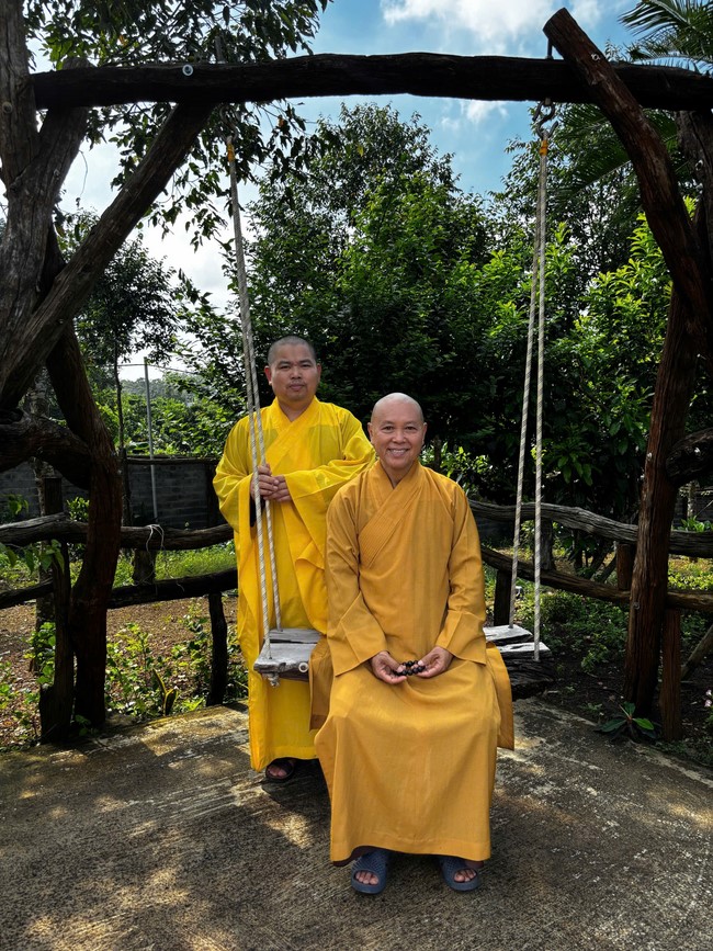 Chư Tăng Tổ đình Hoằng Pháp mừng khánh tuế Hòa thượng Đạo trưởng sau khi mãn khóa An cư kiết hạ PL.2569