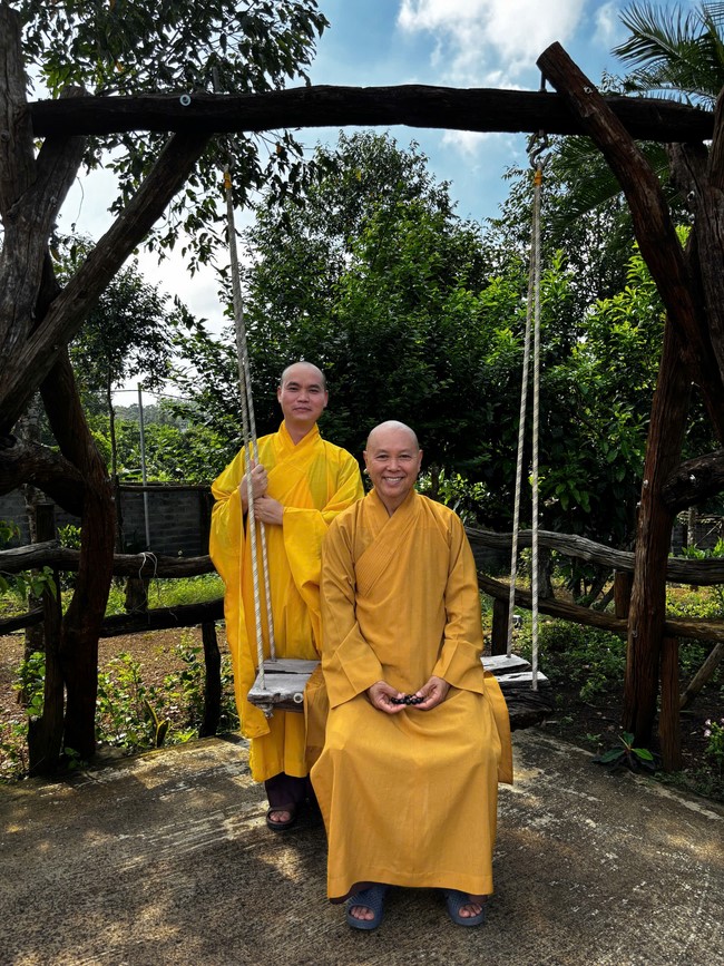 Chư Tăng Tổ đình Hoằng Pháp mừng khánh tuế Hòa thượng Đạo trưởng sau khi mãn khóa An cư kiết hạ PL.2569