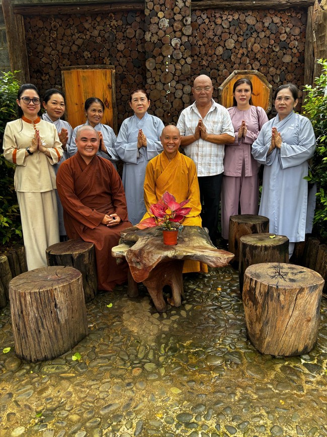 Chư Tăng Tổ đình Hoằng Pháp mừng khánh tuế Hòa thượng Đạo trưởng sau khi mãn khóa An cư kiết hạ PL.2569