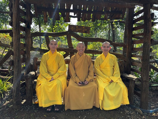 Chư Tăng Tổ đình Hoằng Pháp mừng khánh tuế Hòa thượng Đạo trưởng sau khi mãn khóa An cư kiết hạ PL.2569