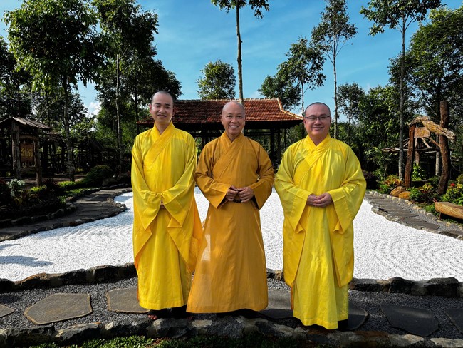 Chư Tăng Tổ đình Hoằng Pháp mừng khánh tuế Hòa thượng Đạo trưởng sau khi mãn khóa An cư kiết hạ PL.2569