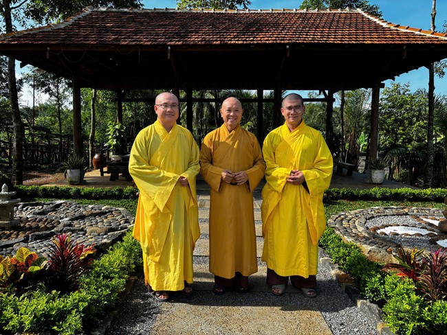 Chư Tăng Tổ đình Hoằng Pháp mừng khánh tuế Hòa thượng Đạo trưởng sau khi mãn khóa An cư kiết hạ PL.2569