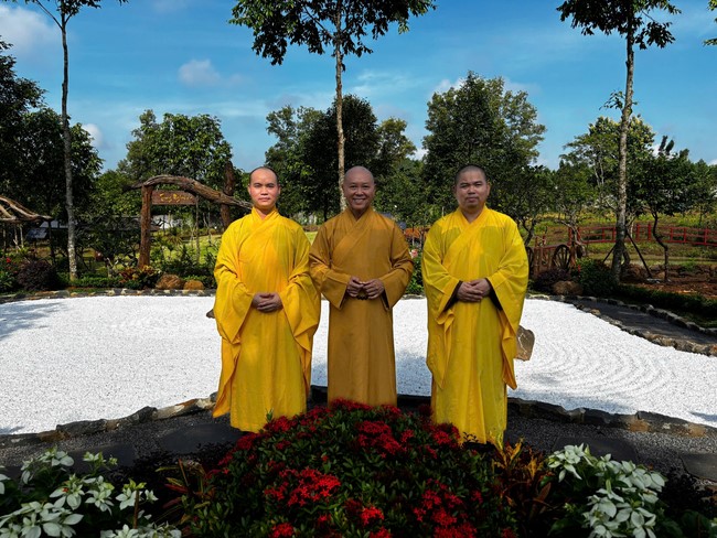 Chư Tăng Tổ đình Hoằng Pháp mừng khánh tuế Hòa thượng Đạo trưởng sau khi mãn khóa An cư kiết hạ PL.2569