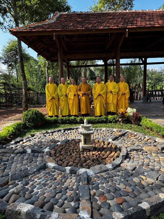 Chư Tăng Tổ đình Hoằng Pháp mừng khánh tuế Hòa thượng Đạo trưởng sau khi mãn khóa An cư kiết hạ PL.2569