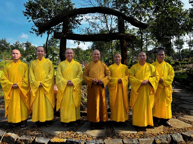 Chư Tăng Tổ đình Hoằng Pháp mừng khánh tuế Hòa thượng Đạo trưởng sau khi mãn khóa An cư kiết hạ PL.2569