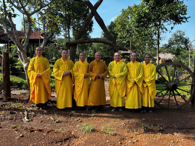 Chư Tăng Tổ đình Hoằng Pháp mừng khánh tuế Hòa thượng Đạo trưởng sau khi mãn khóa An cư kiết hạ PL.2569