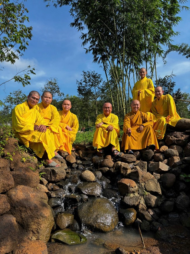 Chư Tăng Tổ đình Hoằng Pháp mừng khánh tuế Hòa thượng Đạo trưởng sau khi mãn khóa An cư kiết hạ PL.2569