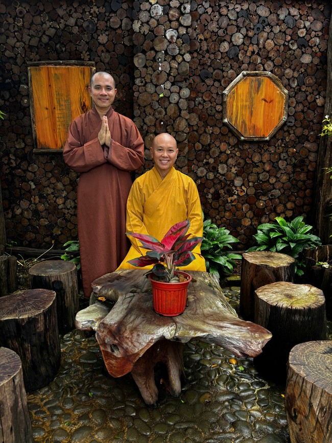 Chư Tăng Tổ đình Hoằng Pháp mừng khánh tuế Hòa thượng Đạo trưởng sau khi mãn khóa An cư kiết hạ PL.2569