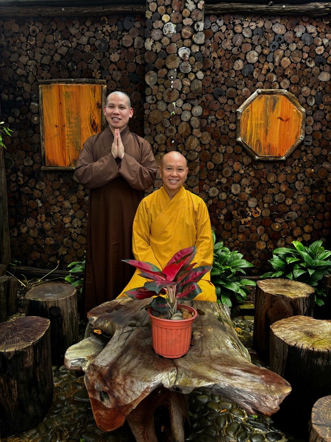 Chư Tăng Tổ đình Hoằng Pháp mừng khánh tuế Hòa thượng Đạo trưởng sau khi mãn khóa An cư kiết hạ PL.2569