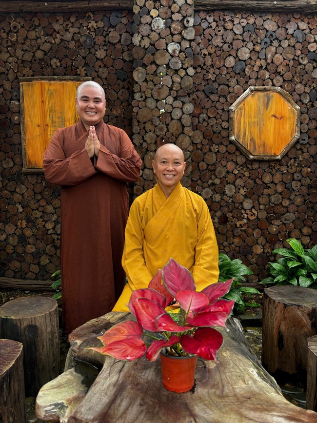 Chư Tăng Tổ đình Hoằng Pháp mừng khánh tuế Hòa thượng Đạo trưởng sau khi mãn khóa An cư kiết hạ PL.2569