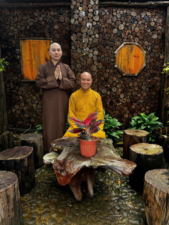 Chư Tăng Tổ đình Hoằng Pháp mừng khánh tuế Hòa thượng Đạo trưởng sau khi mãn khóa An cư kiết hạ PL.2569