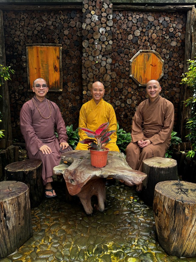 Chư Tăng Tổ đình Hoằng Pháp mừng khánh tuế Hòa thượng Đạo trưởng sau khi mãn khóa An cư kiết hạ PL.2569