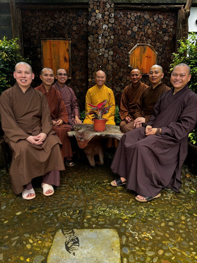 Chư Tăng Tổ đình Hoằng Pháp mừng khánh tuế Hòa thượng Đạo trưởng sau khi mãn khóa An cư kiết hạ PL.2569