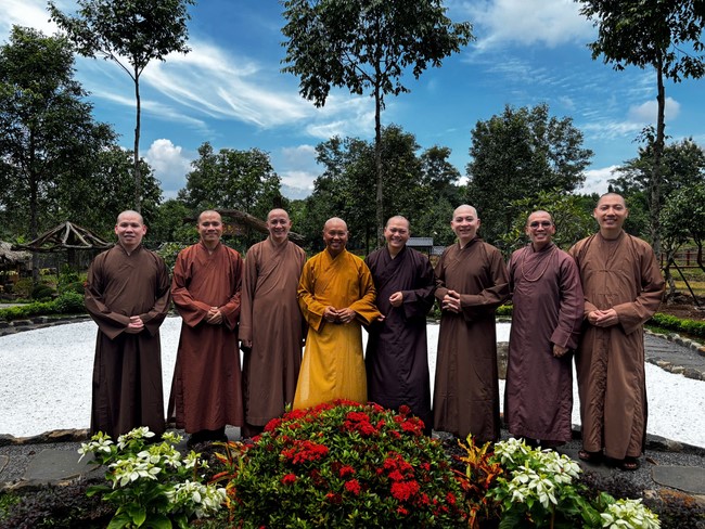 Chư Tăng Tổ đình Hoằng Pháp mừng khánh tuế Hòa thượng Đạo trưởng sau khi mãn khóa An cư kiết hạ PL.2569