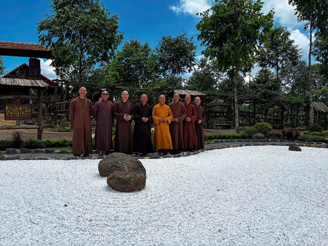 Chư Tăng Tổ đình Hoằng Pháp mừng khánh tuế Hòa thượng Đạo trưởng sau khi mãn khóa An cư kiết hạ PL.2569